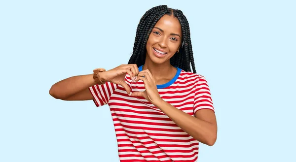 Mulher Hispânica Bonita Vestindo Roupas Casuais Sorrindo Amor Fazendo Forma — Fotografia de Stock