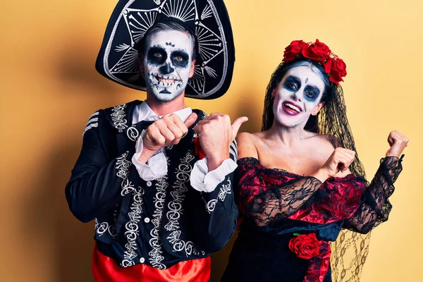 Meksikalı Genç Bir Çift Ölü Kostümünü Giyip Sarıya Boyanmış Arkasını — Stok fotoğraf