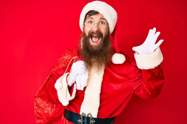 Schöner Junger Roter Mann Mit Langem Bart Weihnachtsmann Kostüm Und — Stockfoto