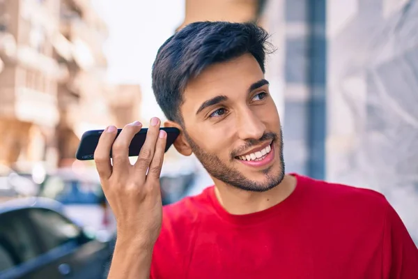 Jonge Latijnse Man Glimlachend Blij Luisterend Audioboodschap Met Smartphone Stad — Stockfoto