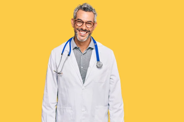 Šedovlasý Muž Středního Věku Uniformě Lékaře Stetoskopu Vypadá Pozitivně Spokojeně — Stock fotografie