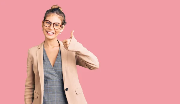 Hermosa Mujer Caucásica Con Cabello Rubio Usando Chaqueta Negocios Gafas —  Fotos de Stock