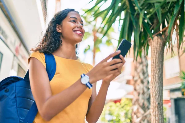 Молода Афроамериканська Студентка Яка Користується Смартфоном Університетському Містечку — стокове фото