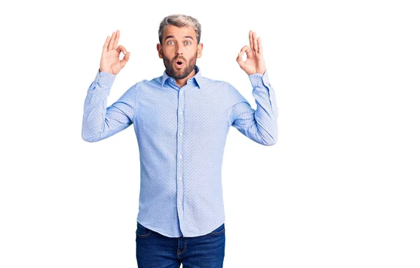 Jovem Homem Loiro Bonito Vestindo Camisa Elegante Olhando Surpreso Chocado — Fotografia de Stock