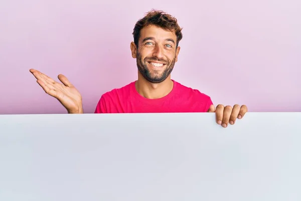 Hombre Guapo Con Barba Sosteniendo Banner Vacío Blanco Celebrando Logro — Foto de Stock