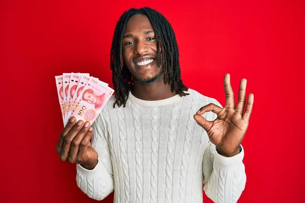 Afro Amerikaanse Man Met Vlechten Met 100 Yuan Chinese Bankbiljetten — Stockfoto