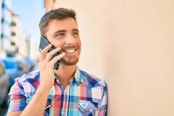 Jonge Kaukasische Man Glimlachend Gelukkig Praten Smartphone Stad — Stockfoto