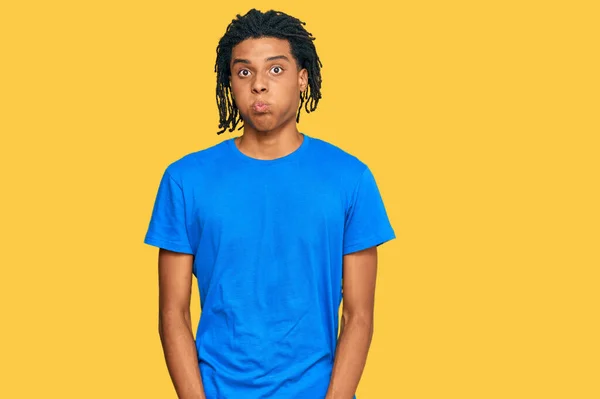 Sıradan Kıyafetler Giyen Komik Yüzlü Yanak Şişiren Genç Afro Amerikan — Stok fotoğraf