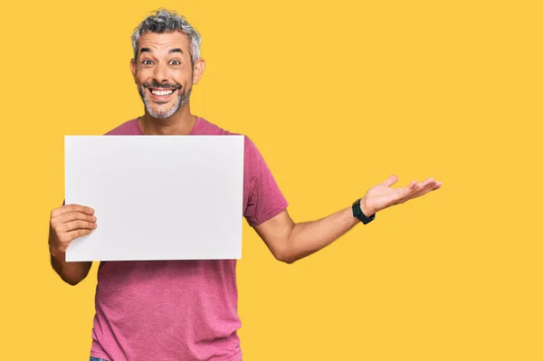 Hombre Pelo Gris Mediana Edad Sosteniendo Una Pancarta Vacía Blanco —  Fotos de Stock