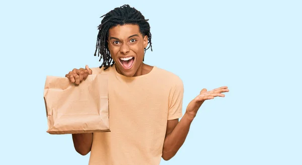 Jonge Afro Amerikaanse Man Houdt Take Away Papieren Zak Vieren — Stockfoto