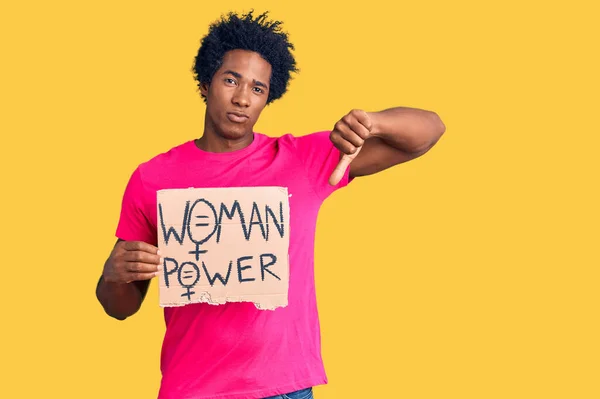 Hombre Afroamericano Guapo Con Cabello Afro Sosteniendo Bandera Poder Mujer — Foto de Stock