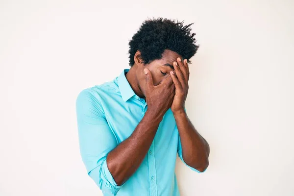 아리따운 머리를 아프리카계 미국인 남자가 울면서 손으로 얼굴을 표정의 우울증 — 스톡 사진