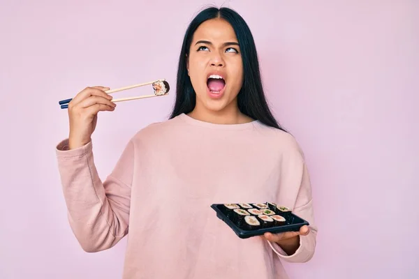 Jong Mooi Aziatisch Meisje Eten Sushi Met Behulp Van Eetstokjes — Stockfoto