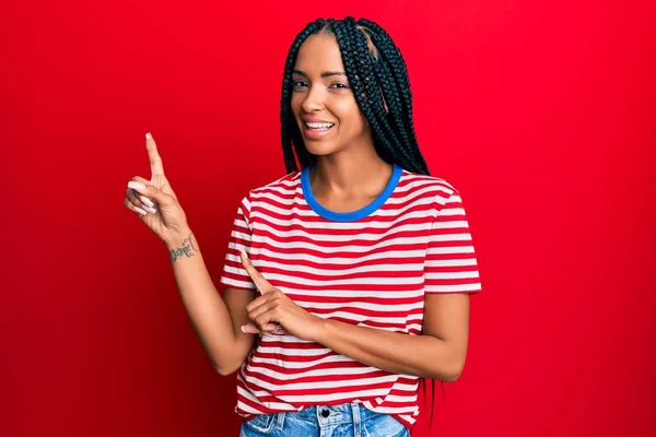 Mooie Latino Vrouw Dragen Casual Kleding Glimlachen Kijken Naar Camera — Stockfoto