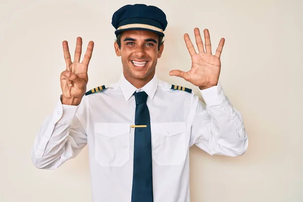 Junger Hispanischer Mann Flugzeugpilotenuniform Zeigt Mit Finger Nummer Acht Nach — Stockfoto