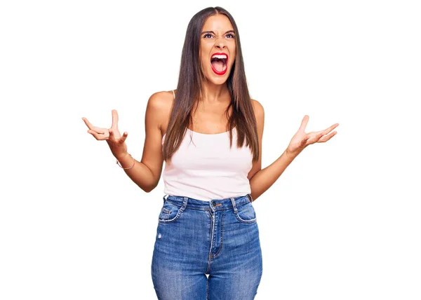 Jeune Femme Hispanique Portant Des Vêtements Décontractés Fou Fou Crier — Photo