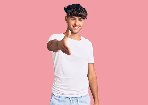 Jonge Spaanse Man Casual Kleding Glimlachend Vriendelijk Aanbieden Van Handdruk — Stockfoto