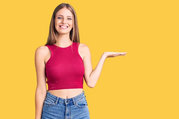 Jovem Mulher Loira Bonita Vestindo Camisa Verão Elegante Sorrindo Alegre — Fotografia de Stock