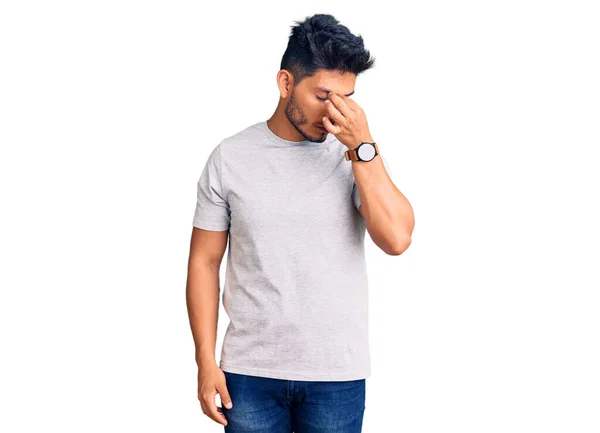 Bello Latino Americano Giovane Uomo Indossa Maglietta Casual Stanco Sfregamento — Foto Stock