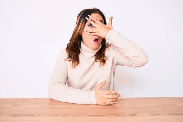 Joven Hermosa Mujer Caucásica Con Jersey Cuello Alto Sentado Mesa — Foto de Stock