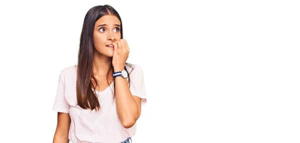 Mulher Hispânica Jovem Vestindo Camisa Branca Casual Olhando Estressado Nervoso — Fotografia de Stock