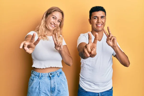 Jeune Couple Interracial Portant Shirt Blanc Décontracté Souriant Regardant Caméra — Photo