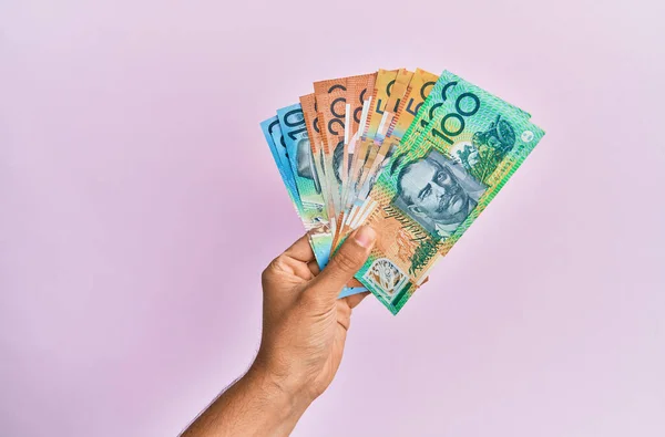 Hispanische Hand Hält Australische Dollarnoten Vor Isoliertem Rosa Hintergrund — Stockfoto