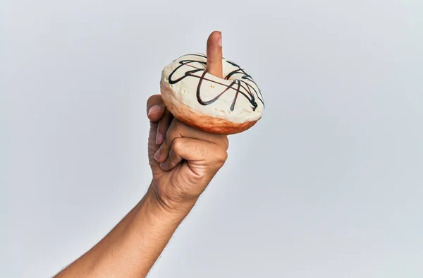 Finger Des Hispanischen Mannes Hält Donut Über Isoliertem Weißen Hintergrund — Stockfoto