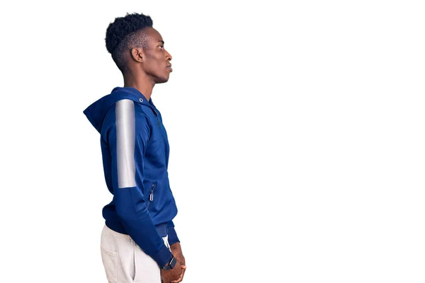 Junger Afrikanisch Amerikanischer Mann Trägt Sportbekleidung Die Zur Seite Schaut — Stockfoto