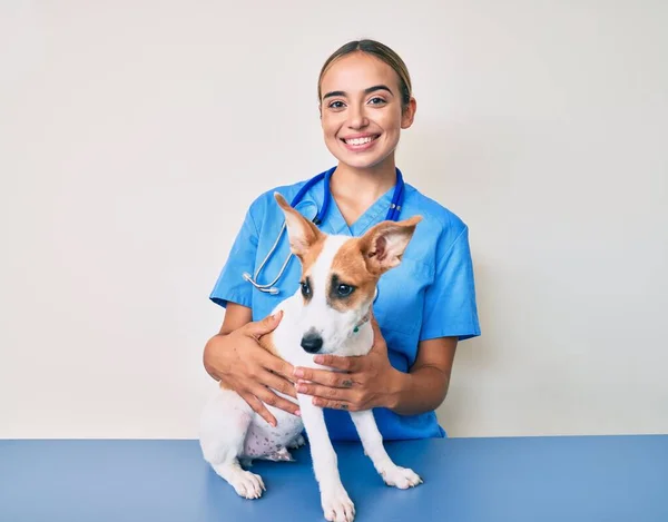 Jovem Bela Veterinária Loira Mulher Verificando Saúde Cão Olhando Positivo — Fotografia de Stock