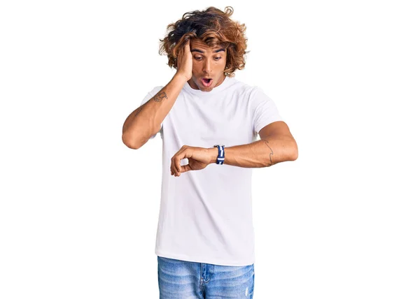 Jeune Homme Hispanique Portant Shirt Blanc Décontracté Regardant Heure Montre — Photo