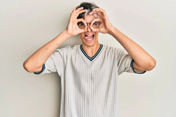 Jeune Homme Hispanique Portant Des Vêtements Décontractés Des Lunettes Faisant — Photo