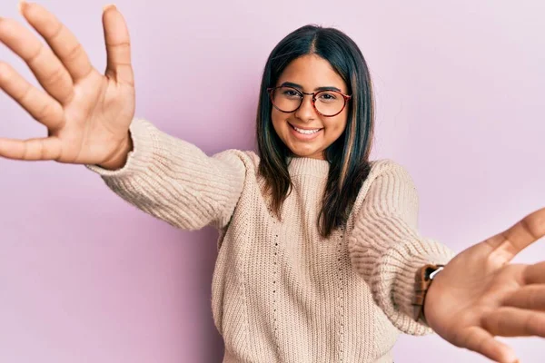 Joven Chica Latina Con Suéter Casual Invierno Gafas Mirando Cámara —  Fotos de Stock