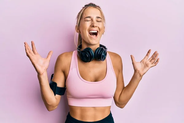 Mujer Rubia Joven Que Usa Ropa Gimnasio Usa Auriculares Celebrando —  Fotos de Stock