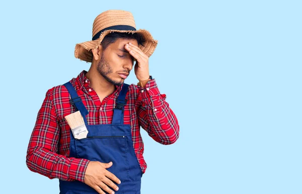 Bonito Latino Americano Jovem Tecendo Handyman Uniforme Tocando Testa Para — Fotografia de Stock