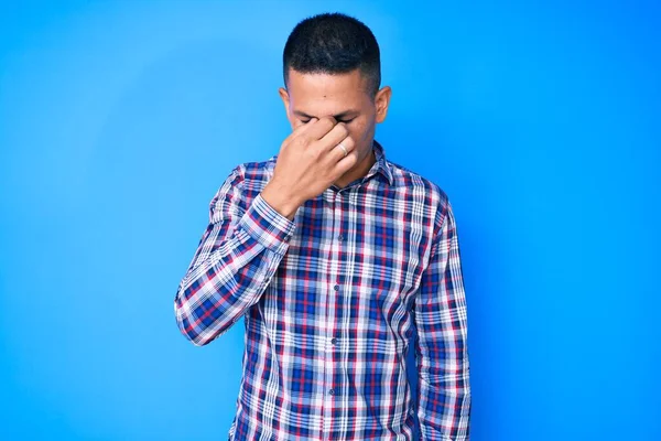 Ung Stilig Latinsk Man Klädd Avslappnade Kläder Trött Gnugga Näsa — Stockfoto