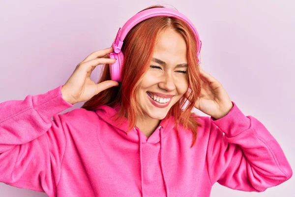 Joven Pelirroja Escuchando Música Usando Auriculares Sonriendo Riendo Voz Alta — Foto de Stock