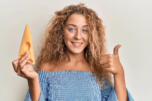 Krásná Kavkazský Teenager Dívka Drží Kus Emmental Sýr Usměvavý Šťastný — Stock fotografie