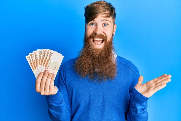 Young Irish Redhead Man Holding 5000 South Korean Won Banknotes — Stock Photo, Image