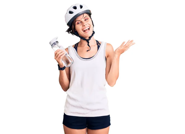 Красивая Молодая Женщина Короткими Волосами Велосипедном Шлеме Держа Бутылку Водой — стоковое фото