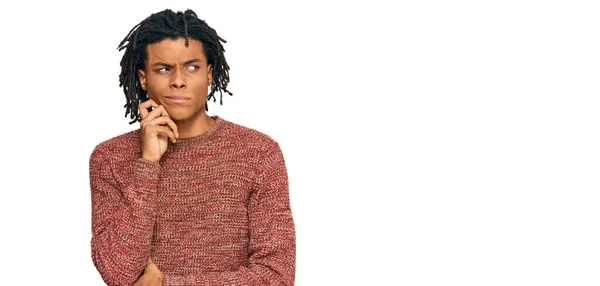 Jeune Homme Afro Américain Portant Pull Hiver Décontracté Visage Sérieux — Photo