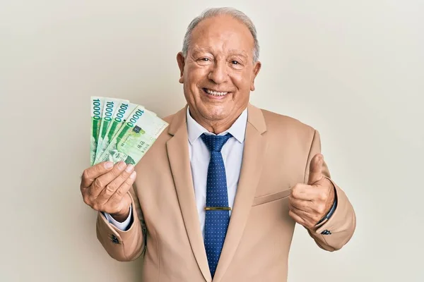 Hombre Caucásico Mayor Sosteniendo 10000 Corea Del Sur Ganó Billetes —  Fotos de Stock