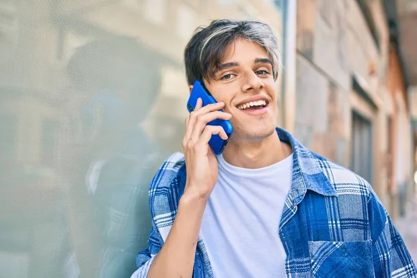 Jonge Spaanse Man Glimlachend Gelukkig Praten Smartphone Stad — Stockfoto