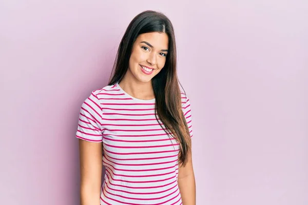 Mujer Morena Joven Con Ropa Casual Sobre Fondo Rosa Con — Foto de Stock