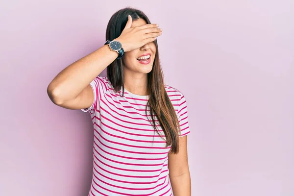 Mujer Morena Joven Vistiendo Ropa Casual Sobre Fondo Rosa Sonriendo —  Fotos de Stock