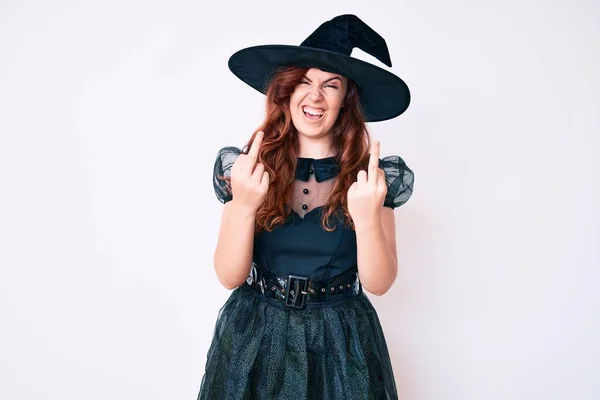 Молодая Красивая Женщина Костюме Ведьмы Хэллоуин Показывает Средний Палец Делает — стоковое фото