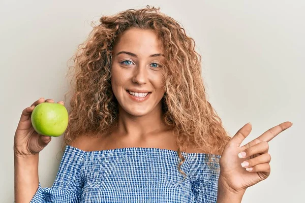 Schöne Kaukasische Teenager Mädchen Hält Grünen Apfel Lächelnd Glücklich Zeigt — Stockfoto
