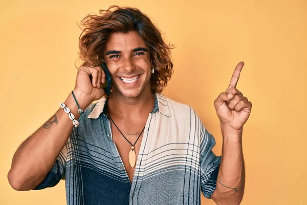 Νεαρός Ισπανόφωνος Άντρας Που Μιλάει Στο Smartphone Χαμογελώντας Χαρούμενος Δείχνοντας — Φωτογραφία Αρχείου