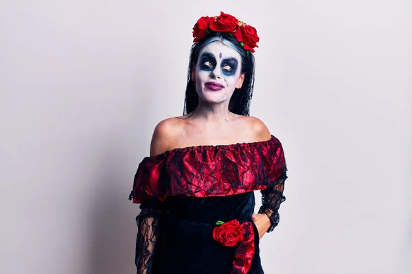 Mujer Joven Vistiendo Día Mexicano Del Maquillaje Muerto Sonriendo Mirando — Foto de Stock