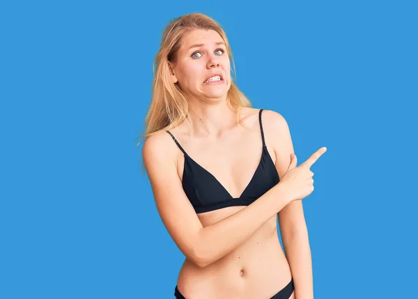 Bikini Giyen Genç Sarışın Bir Kadın Endişeli Endişeli Şaşırmış Bir — Stok fotoğraf
